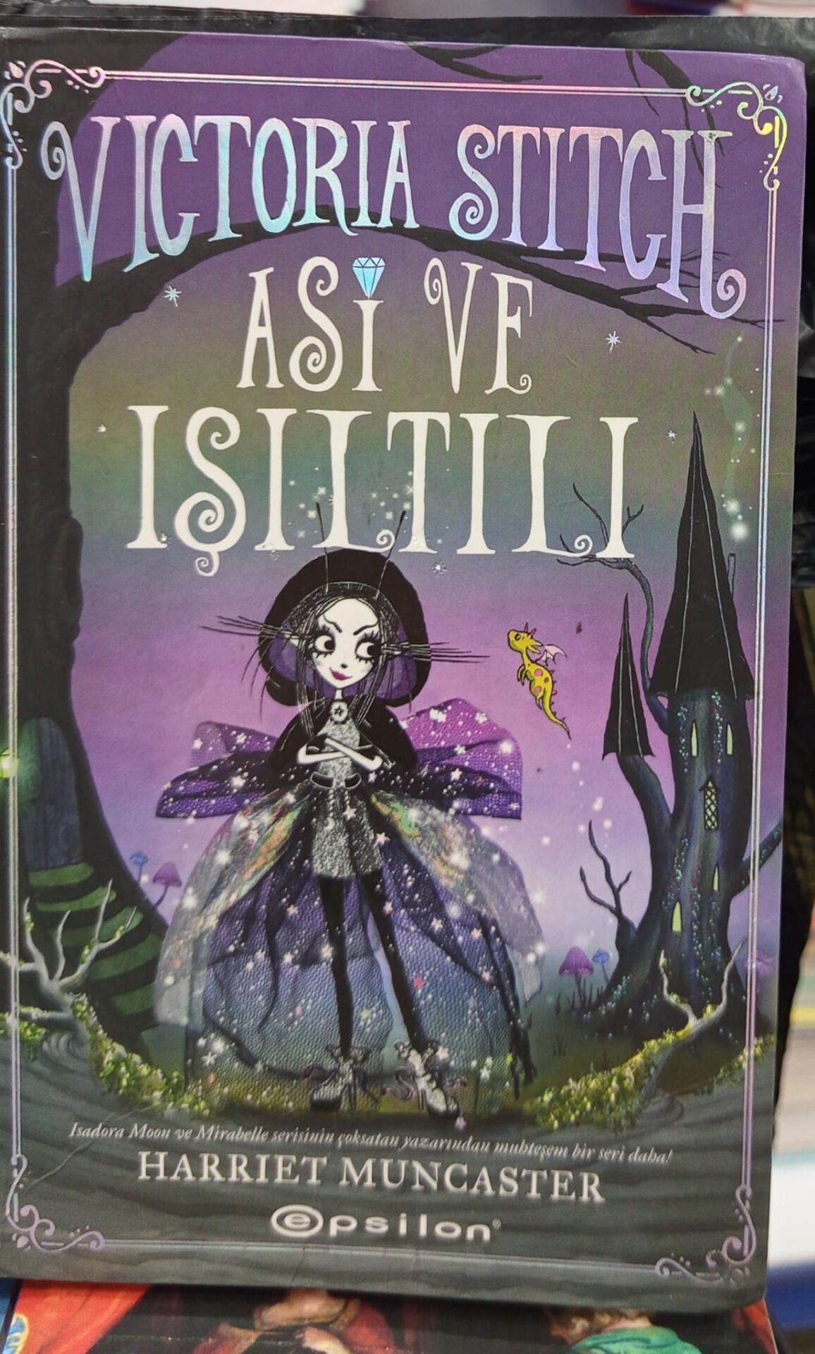 Victoria Stitch -  Asi ve Işıltılı (Fleksi Kapak) Harriet Muncaster