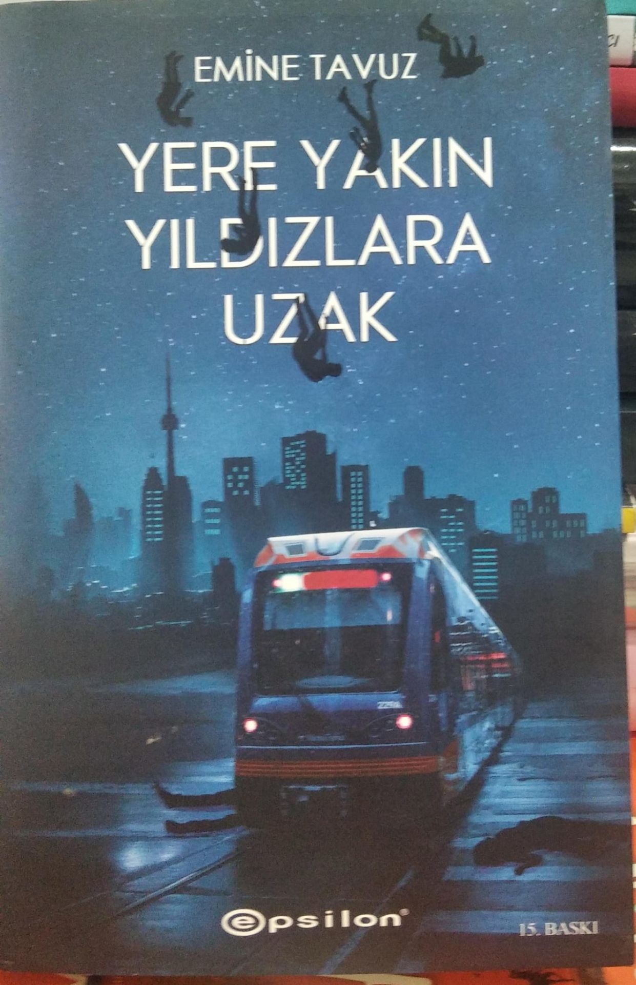 Yere Yakın Yıldızlara Uzak - Emine Tavuz