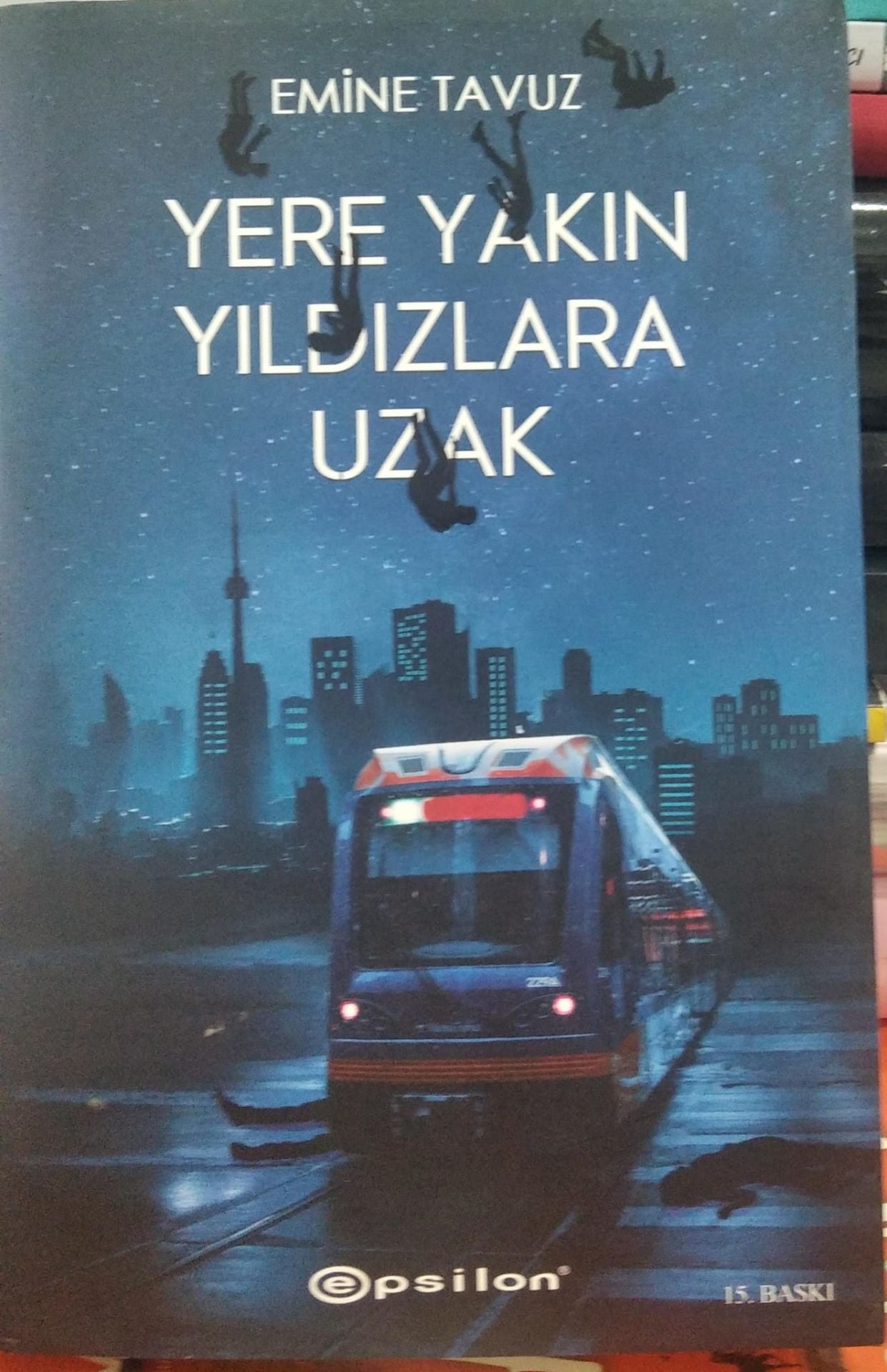 Yere Yakın Yıldızlara Uzak - Emine Tavuz