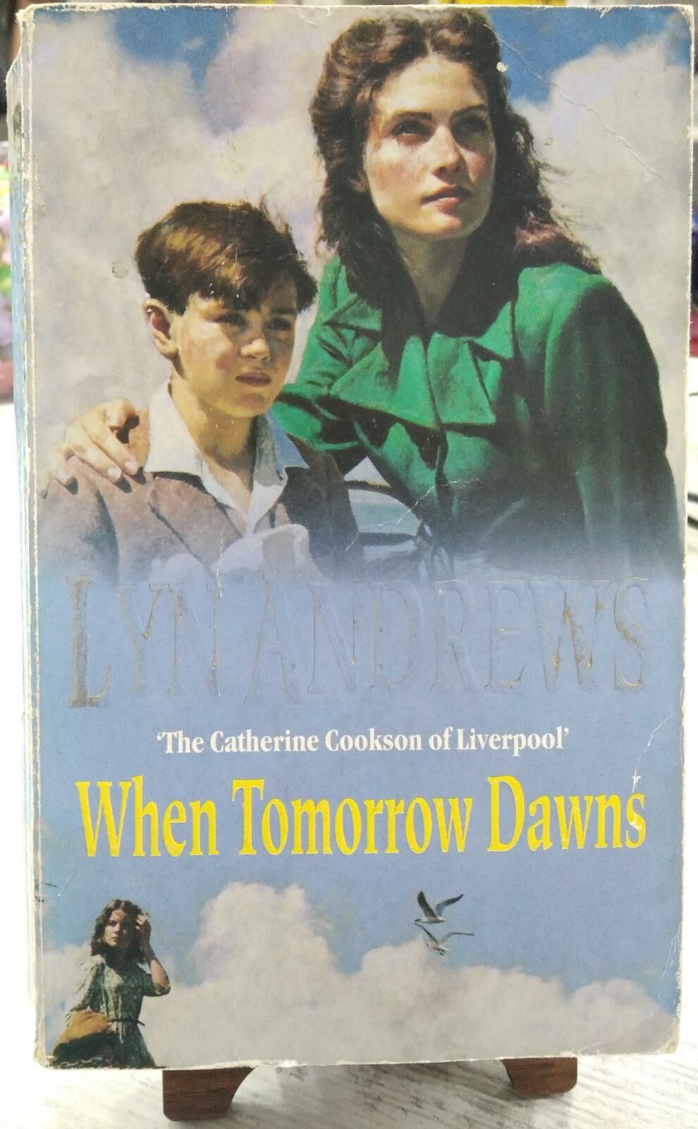 WHEN TOMORROW DAWNS - LYN ANDREWS