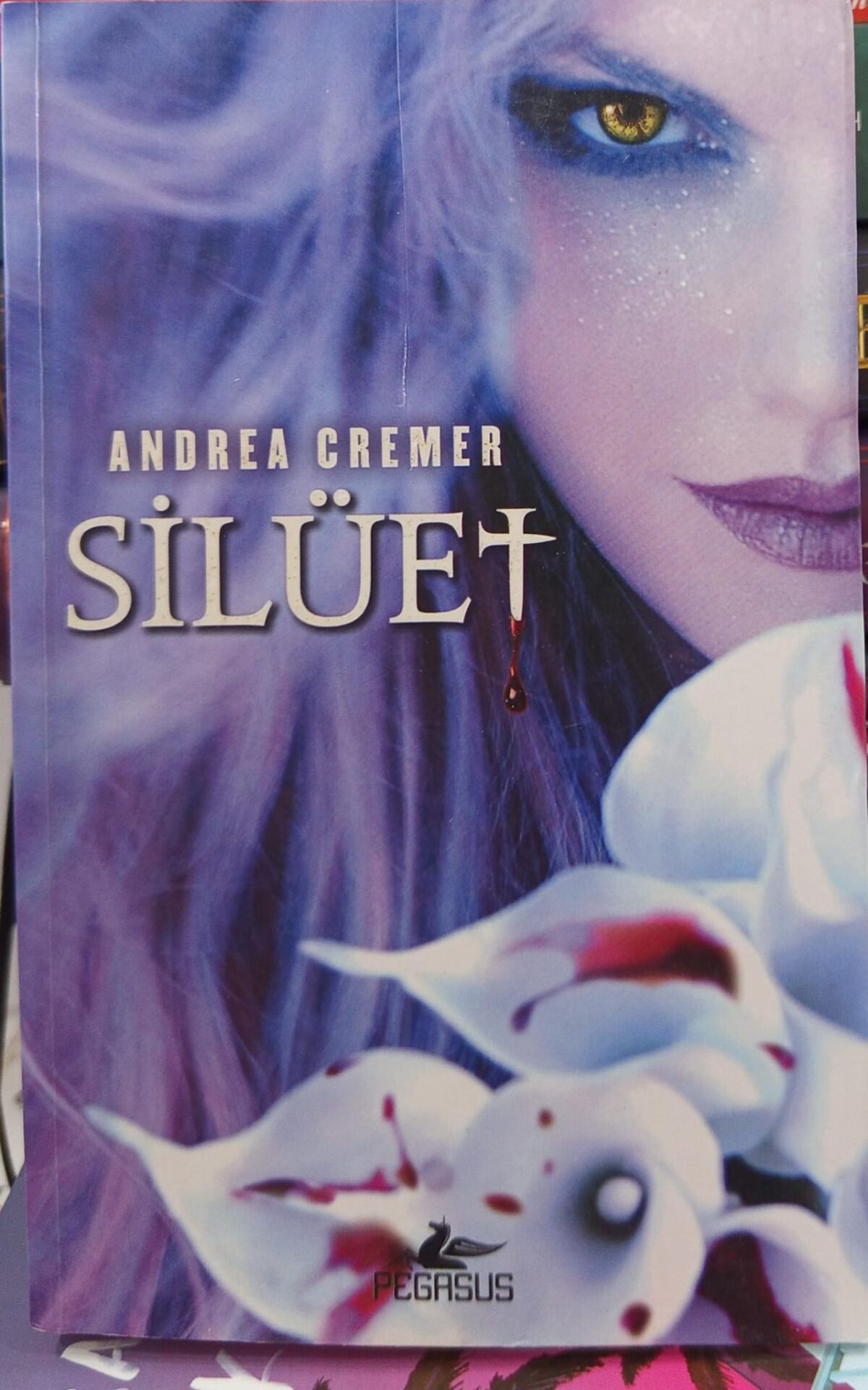 Silüet - Andrea Cremer
