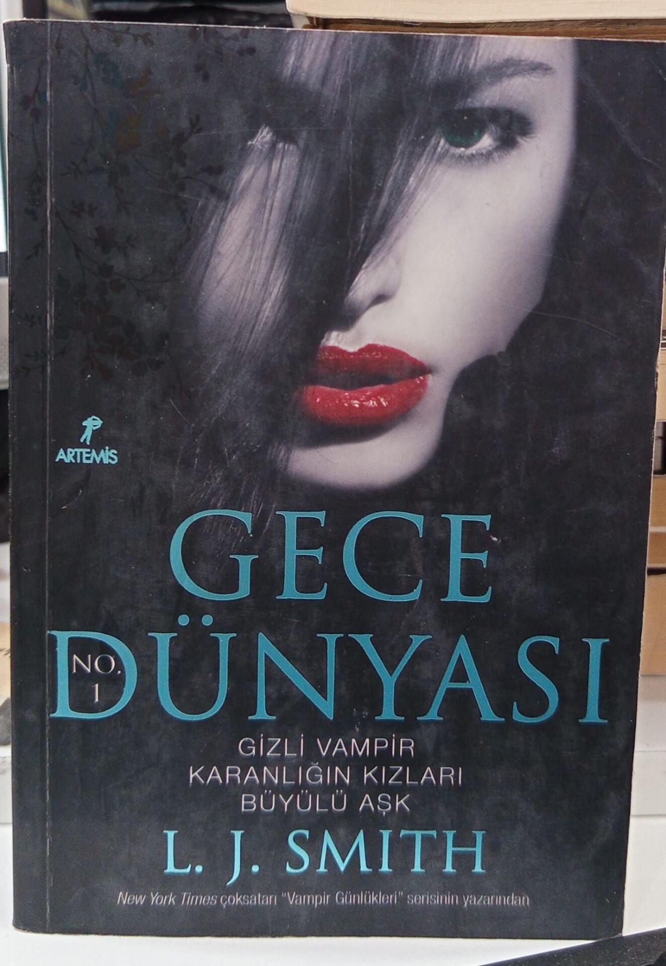 Gece Dünyasi - Gizli Vampir Karanliğin Kizlari Büyülü Aşk