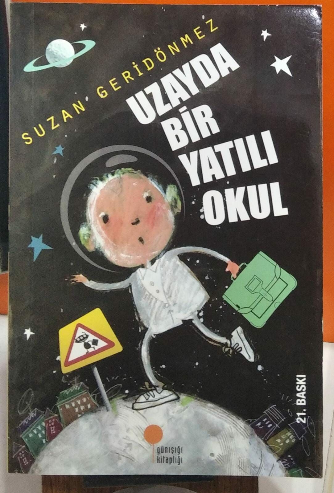 Uzayda Bir Yatılı Okul - Suzan Geridönmez / 2. EL