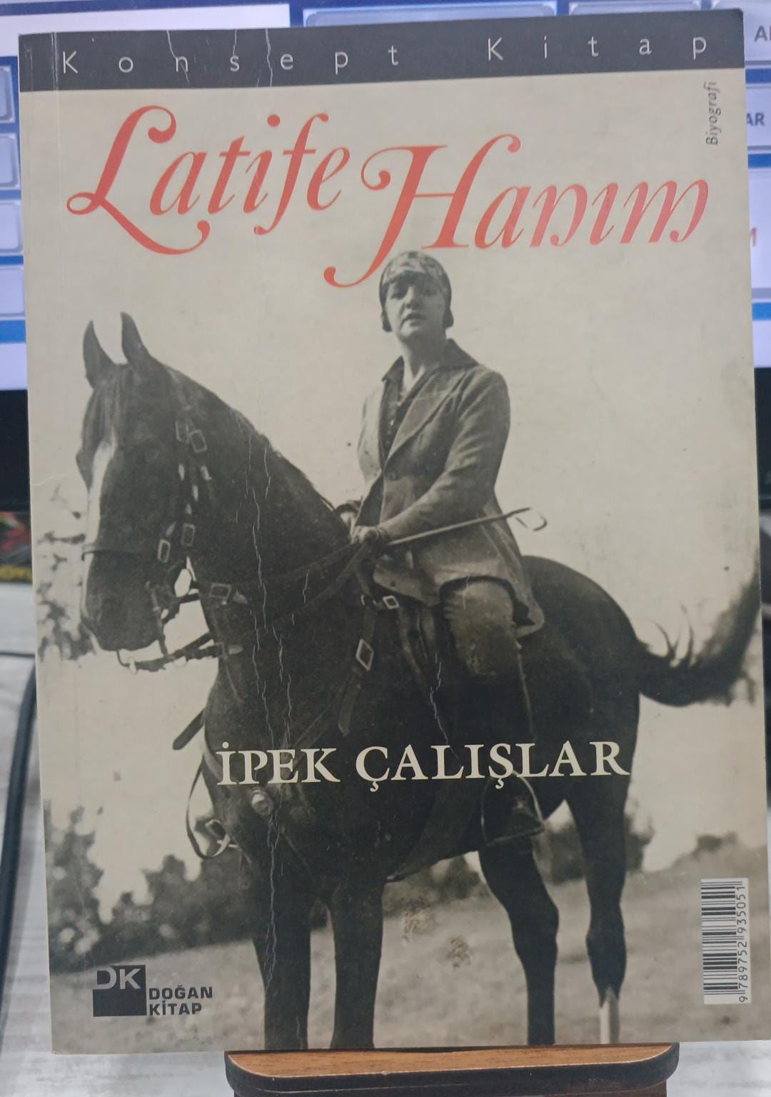 Latife Hanım - İpek Çalışır
