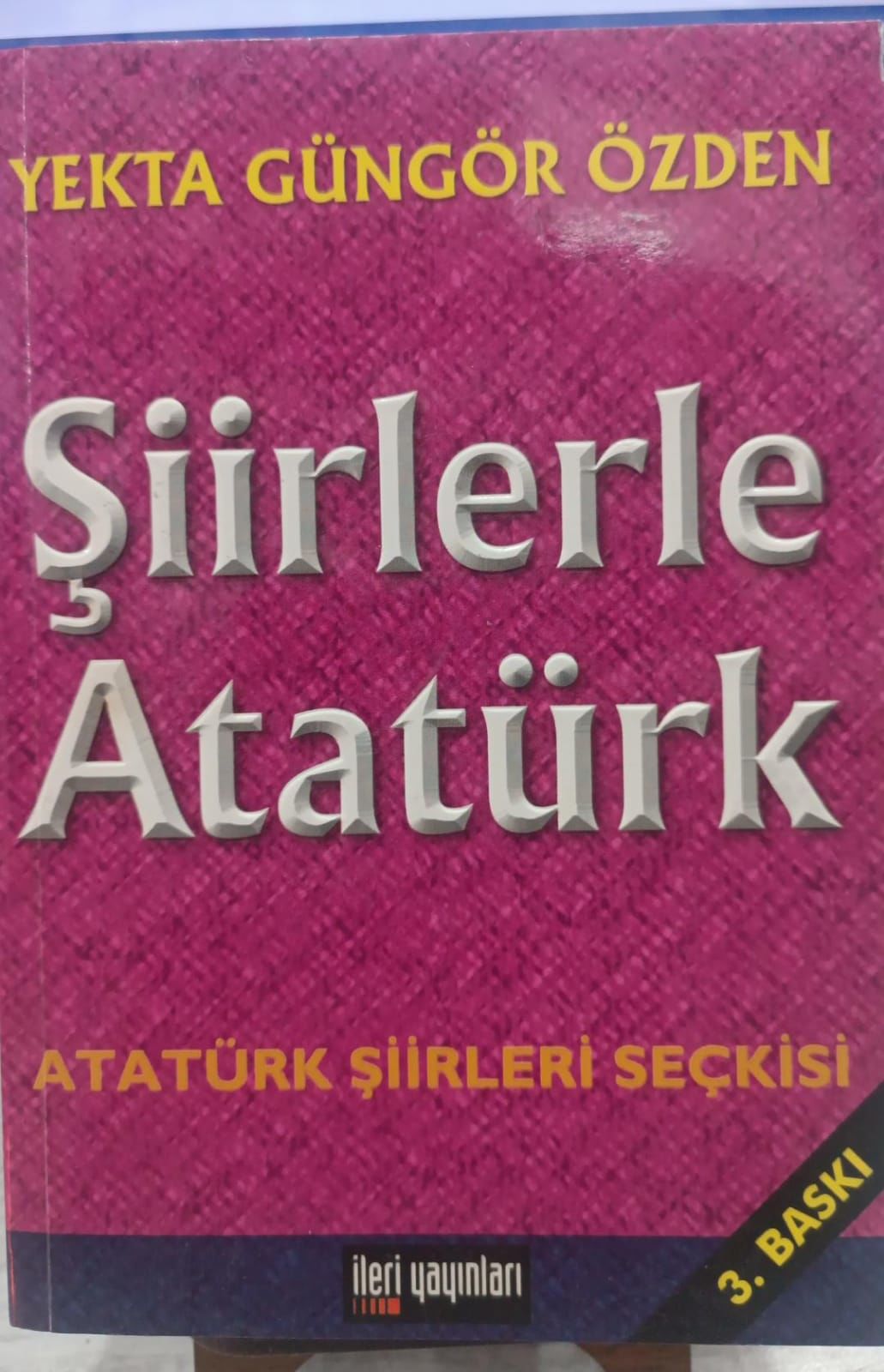Şiirlerle Atatürk - Yekta Güngör Özden