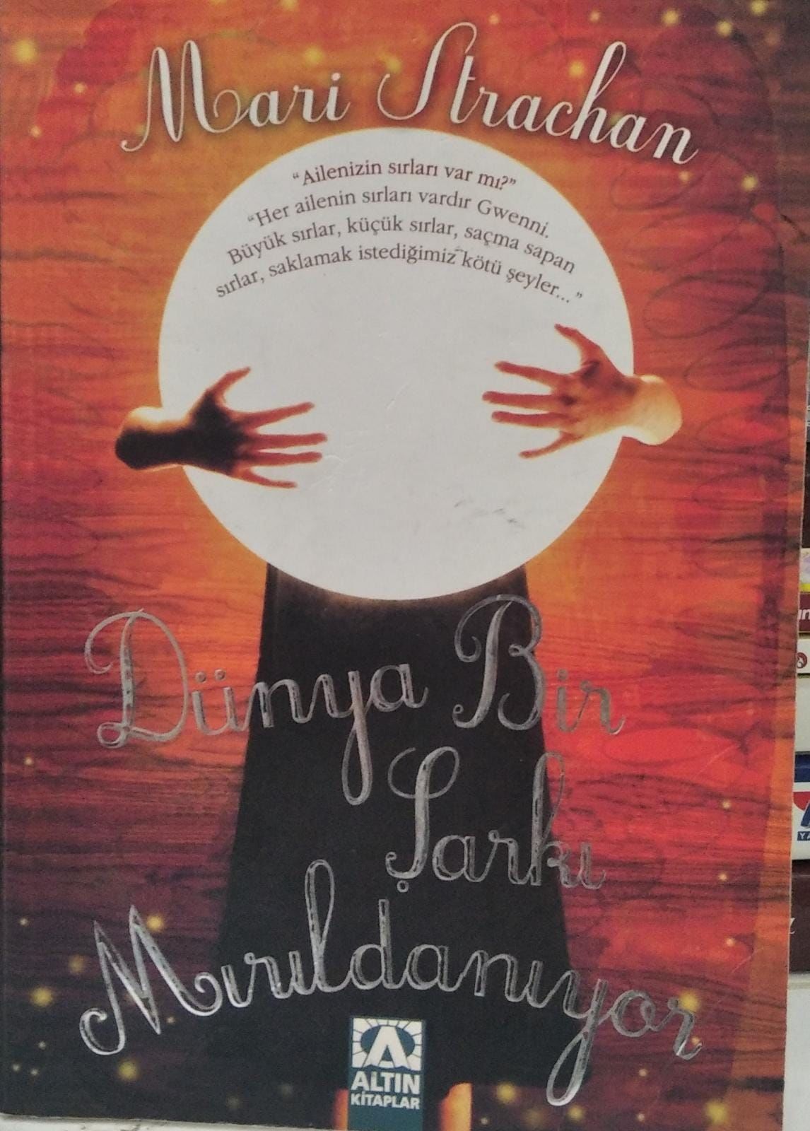 Dünya Bir Şarkı Mırıldanıyor - Mari Strachan - 2.EL