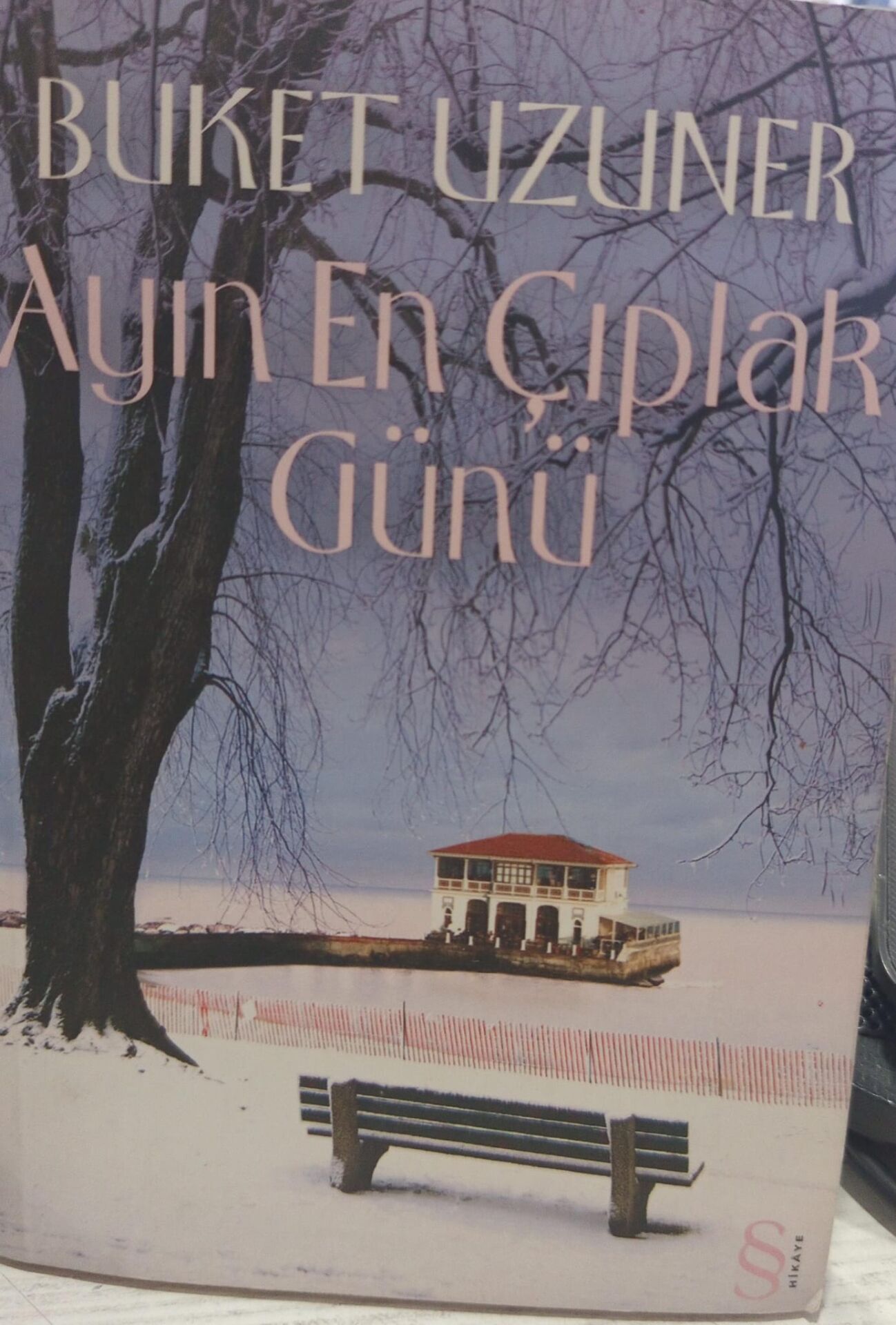 Ayın En Çıplak Günü - Buket Uzuner