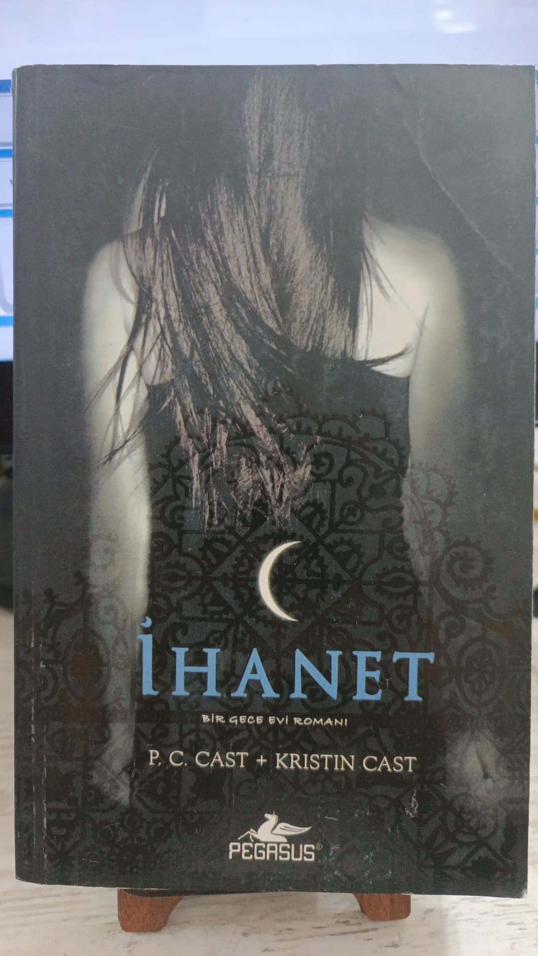 İhanet - Bir Gece Evi Romanı