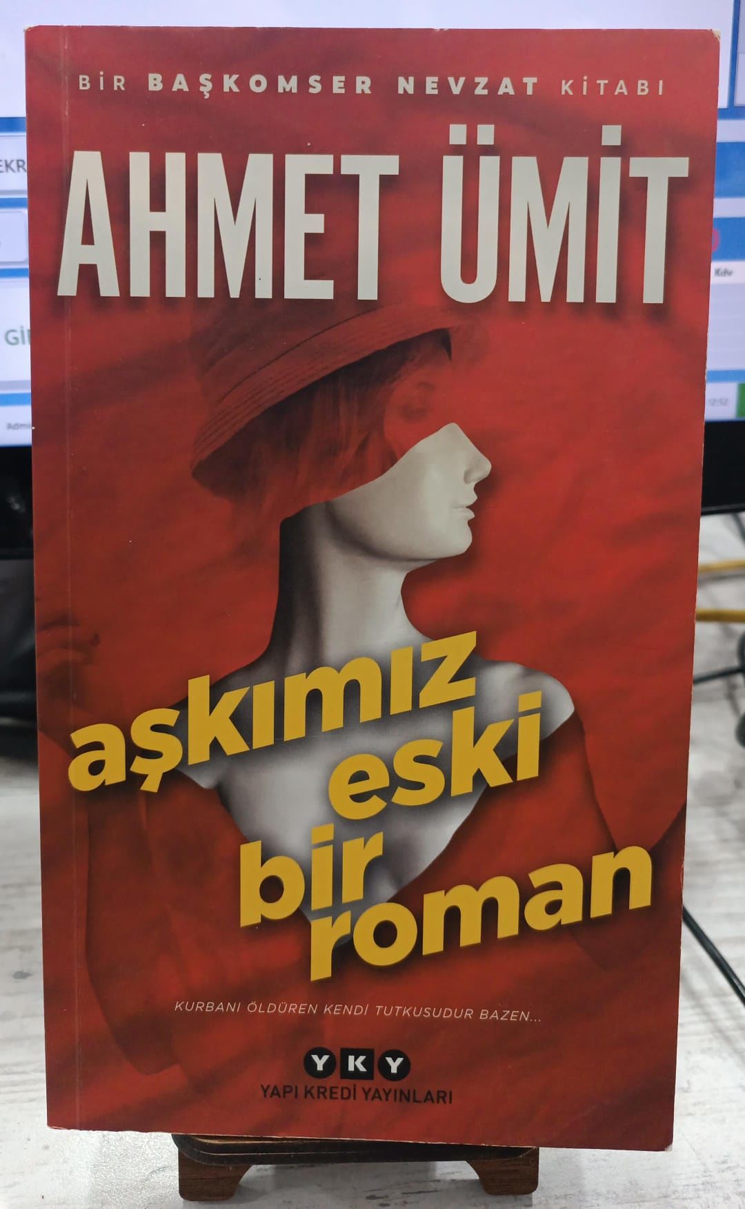 Aşkımız Eski Bir Roman - Ahmet Ümit