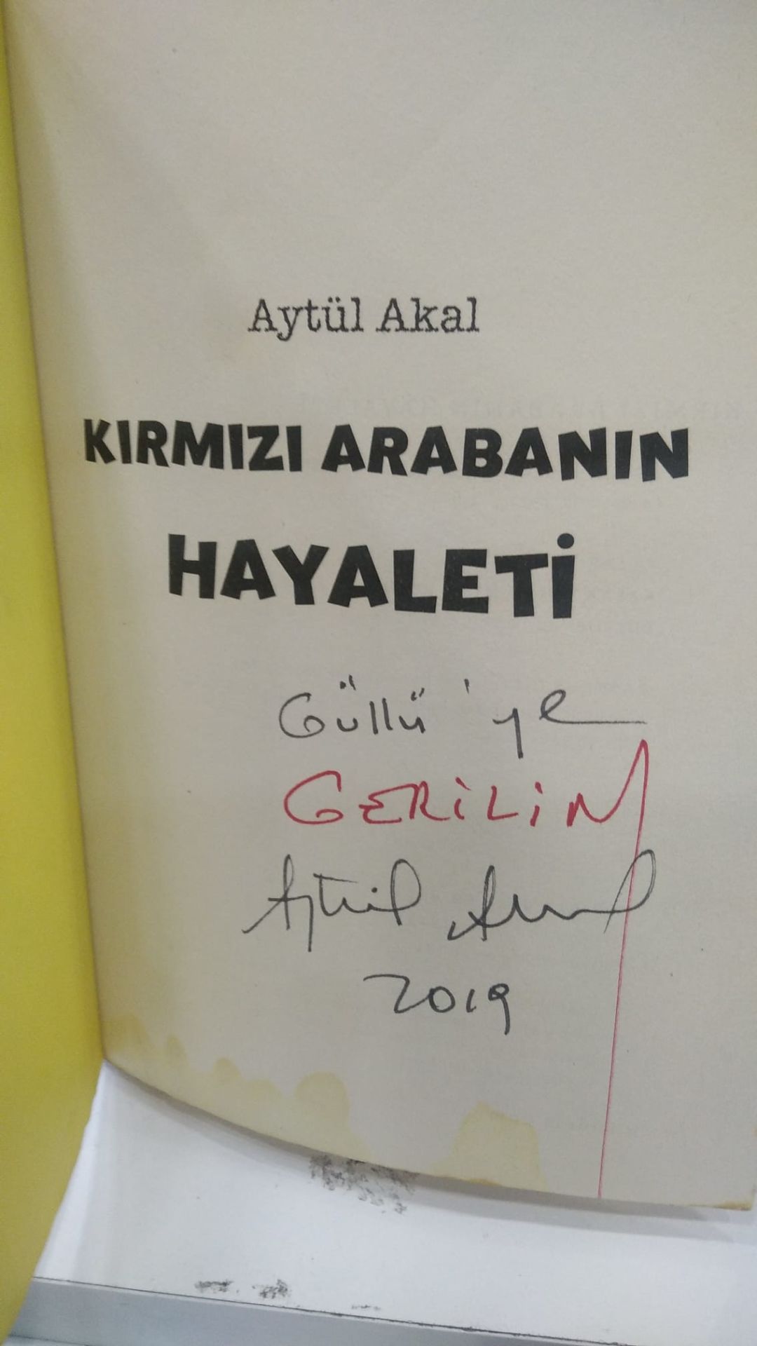 Kırmızı Arabanın Hayaleti - Aytül Akal