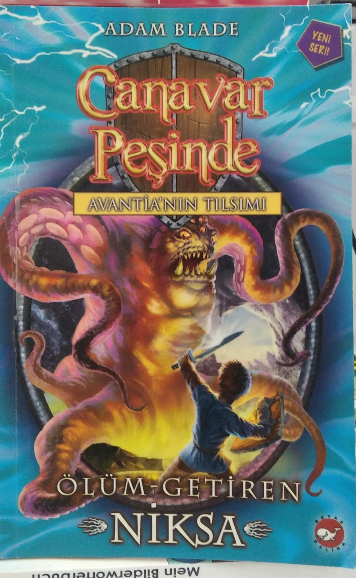 Canavar Peşinde Serisi 19 - Avantia'nın Tılsımı (Ölüm Getiren Niksa) Beyaz Balina Yayınları Adam Blade