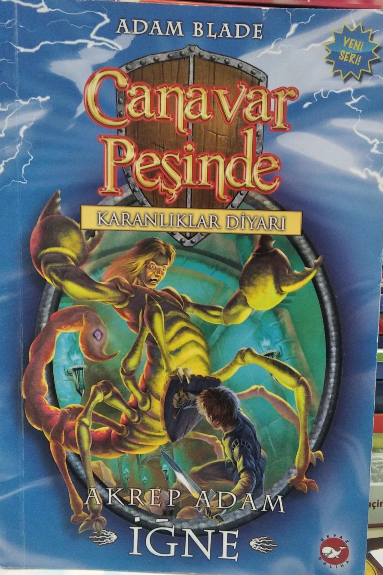 Canavar Peşinde Serisi 18 - Karanlıklar Diyarı (Akrep Adam İğne) Beyaz Balina Yayınları Adam Blade