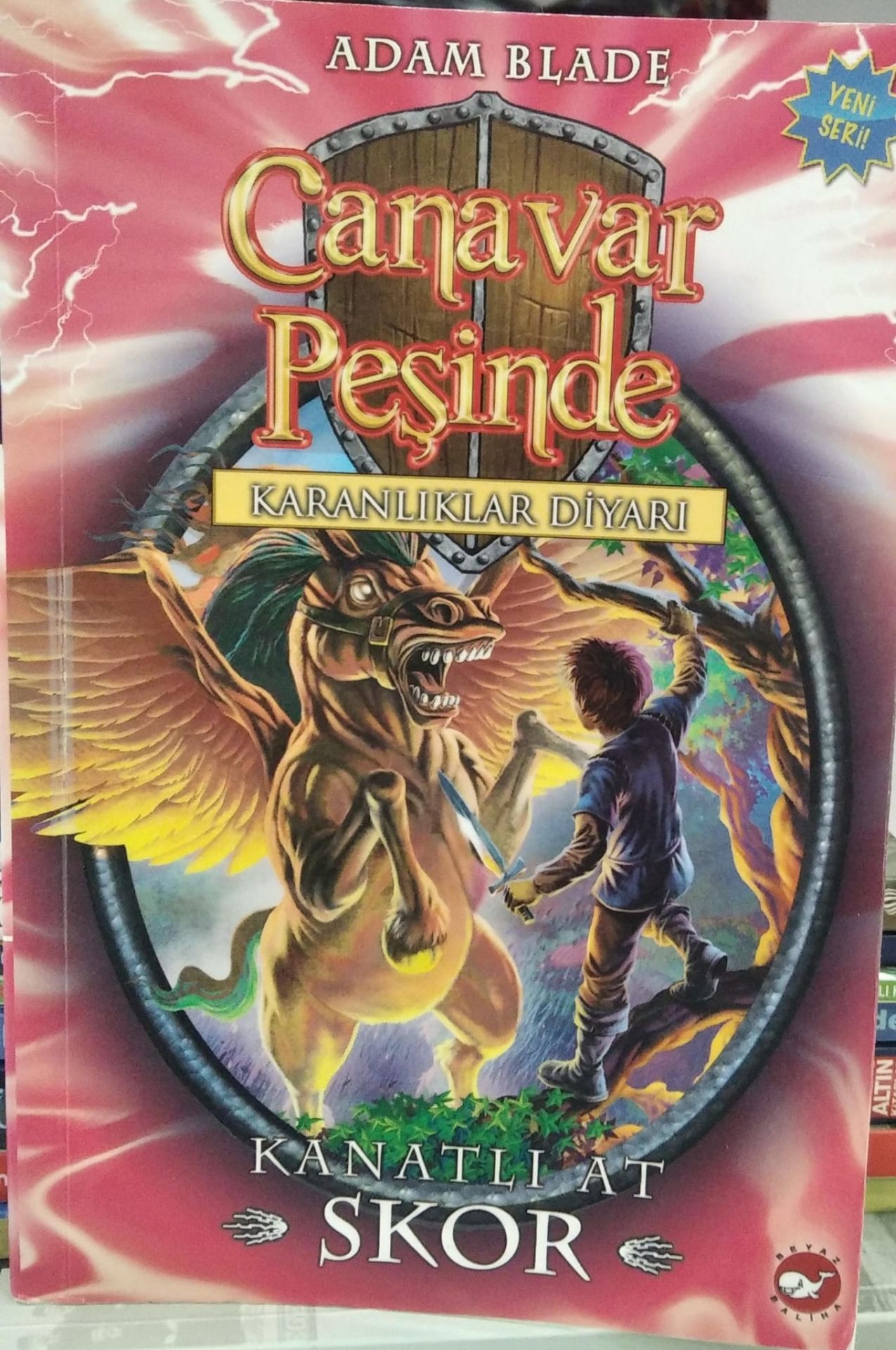Canavar Peşinde  14 - Karanlıklar Diyarı (Kanatlı At Skor) -  Adam Blade