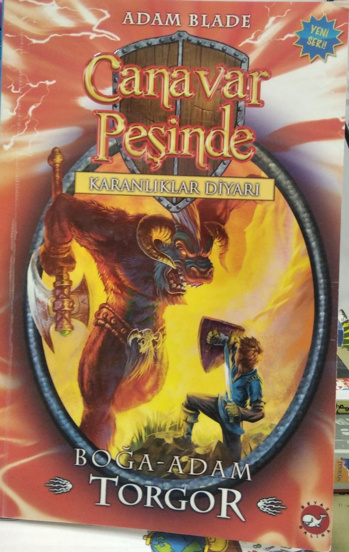 Canavar Peşinde Serisi 13 - Karanlıklar Diyarı (Boğa Adam Torgor) Beyaz Balina Yayınları Adam Blade