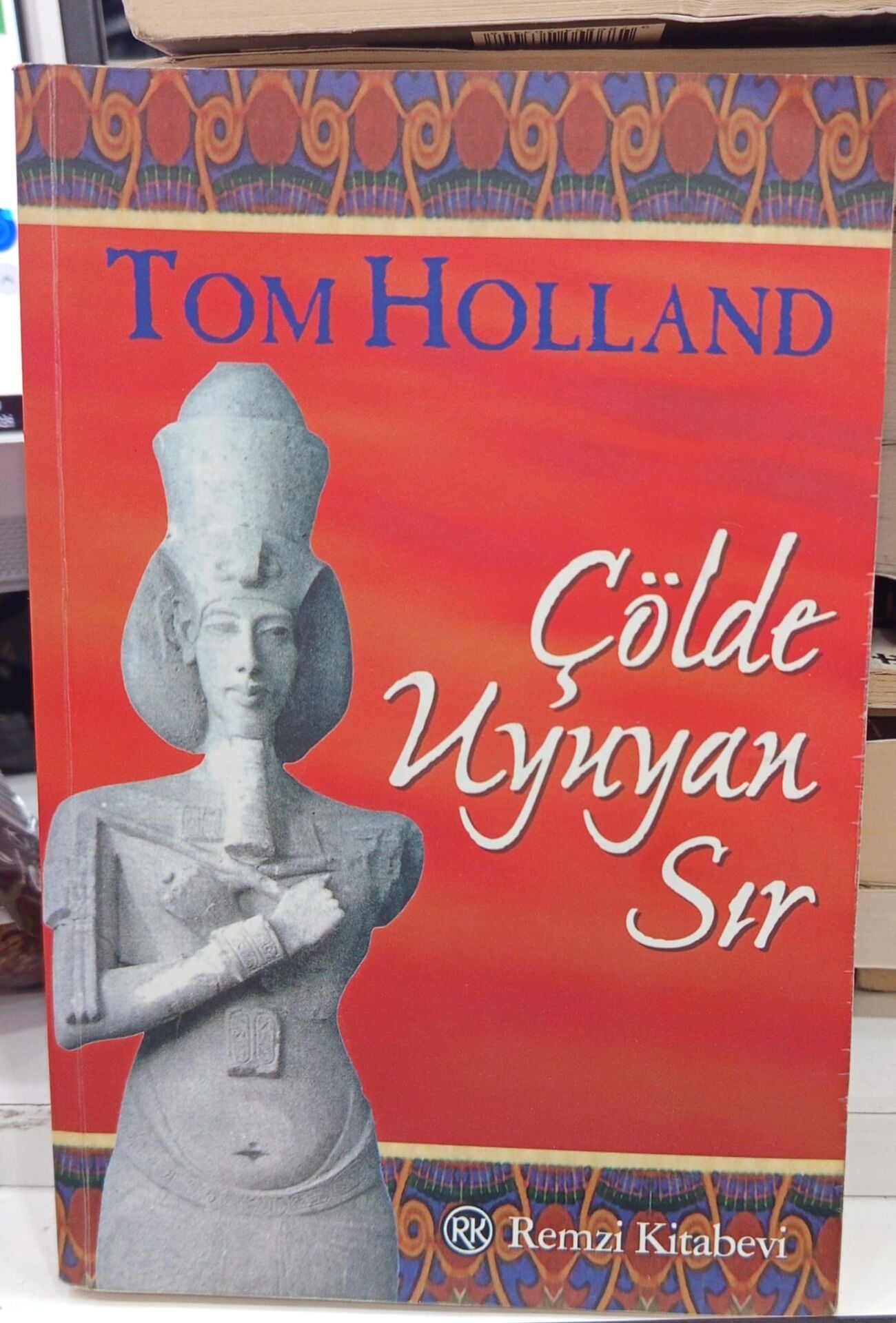 Çölde Uyuyan Sır - Tom Holland